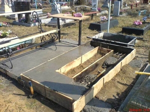 Заливка фундамента на могиле Любань